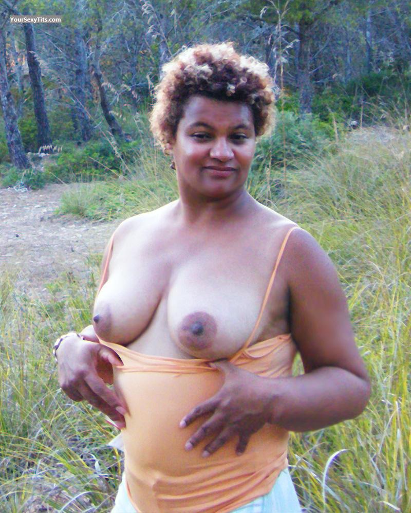 Mittelgrosser Busen Topless Cynthia